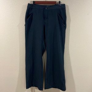 L.L. Bean women’s petite, size 12, black hiking pant, vented leg, zipper pockets